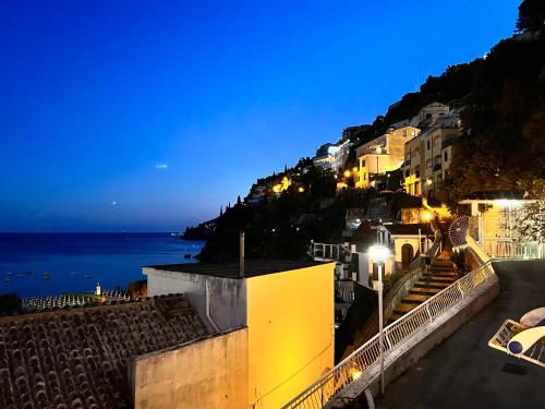 维耶特里Arco Apartment - Vietri sul Mare的夜晚可欣赏城市和大海的景色