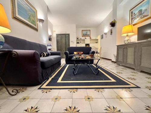维耶特里Arco Apartment - Vietri sul Mare的客厅配有沙发和桌子