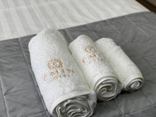 费尔干纳Emin hotel的床上有三条白色毛巾