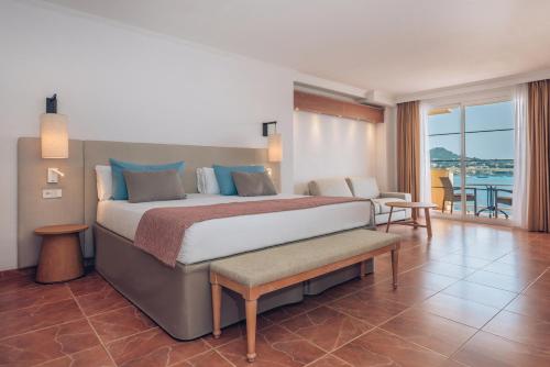 圣蓬萨Iberostar Selection Jardín del Sol Suites - Adults Only的一间带大床的卧室和一个阳台