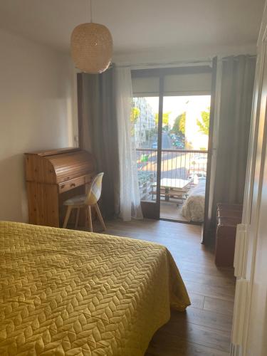 阿维尼翁Avignon : Appartement le in et off的一间卧室配有一张床、一张书桌和一个窗户。