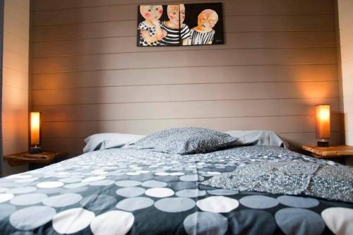勒唐蓬Villa Volcan的一间卧室配有一张带两盏灯的蓝色和白色的床。