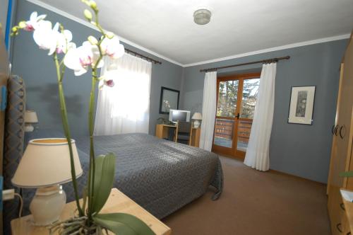 巴多尼奇亚德斯杰尼酒店的一间卧室配有一张床和一张带花瓶的桌子
