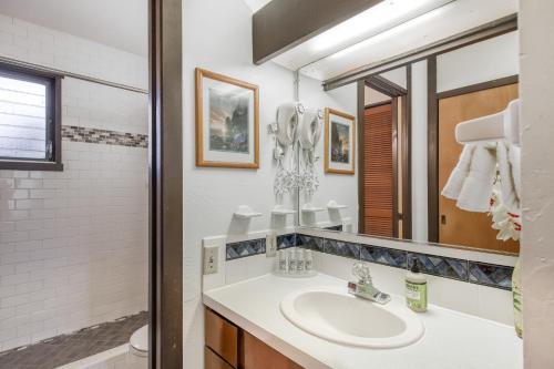 科纳Kona Bali Kai #232的一间带水槽和镜子的浴室