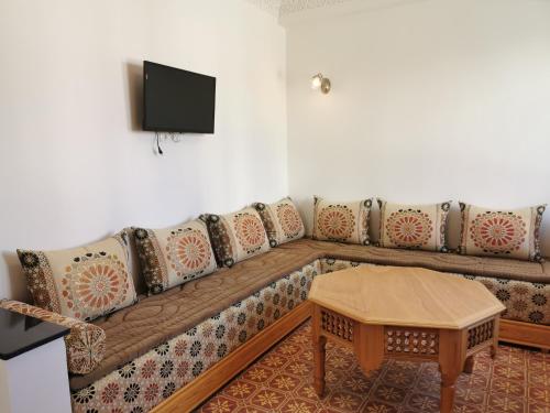 AzlaMaison d'Hôtes Casa Azla的客厅配有沙发和桌子