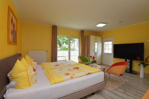 耶拿奥齐登特尔耶拿酒店的一间卧室配有一张床和一台平面电视