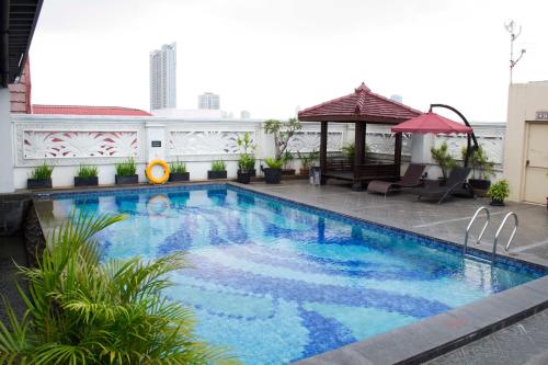 雅加达Arion Suites Hotel Kemang的大楼内带凉亭的游泳池