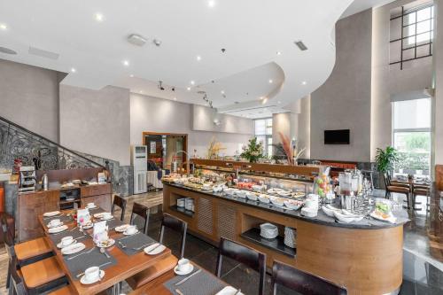 迪拜City Premiere Hotel Apartments - Dubai的一间带桌椅的餐厅和一间酒吧