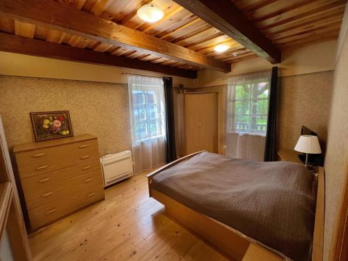 奈达Vila Nidutė的一间卧室配有一张床、梳妆台和窗户。