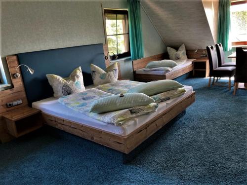 哈格瑙Gästehaus Ainser的一间卧室配有两张带枕头的床。