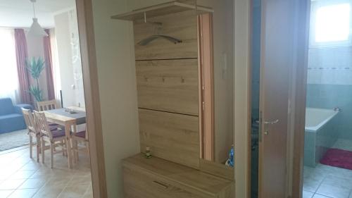 比克Réka Apartman的一间带衣柜和木门的浴室