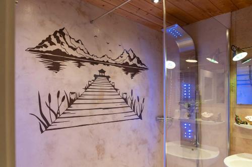绍尔格鲁布阿蒙塔拉霍夫旅馆的浴室墙上挂有山壁画