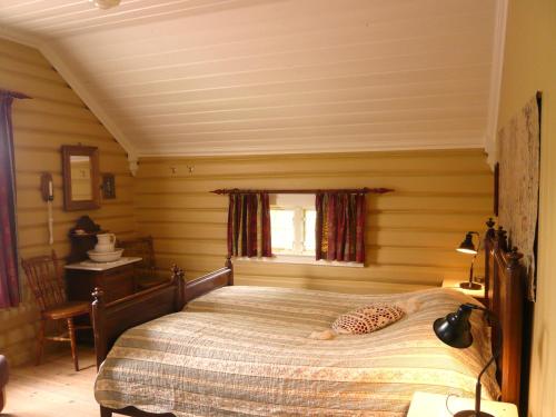 内斯比恩赫加勒德盖斯特加德酒店的一间卧室,卧室内配有一张大床
