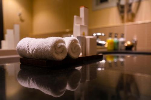 多哈帝国套房公寓的一张桌子上方的毛巾