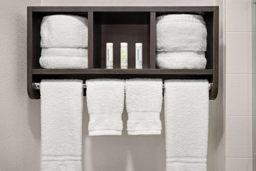 都柏林都柏林哥伦布拉金塔酒店的浴室内带白色毛巾的毛巾架