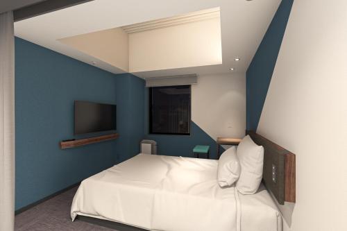 福冈Prince Smart Inn Hakata的卧室配有白色的床和蓝色的墙壁