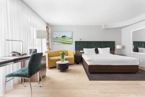波兹南Hotel Moderno Poznań的配有一张床和一张书桌的酒店客房