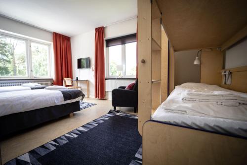 赫尔辛堡Miatorp Hotell的酒店客房设有两张床和窗户。