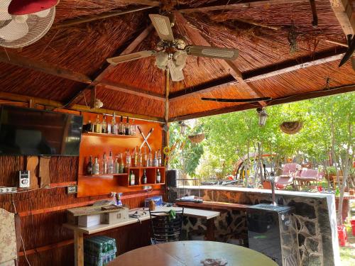 旧瓦马Casa Yachi Vama Veche的餐厅内的酒吧配有吊扇