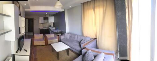 吉拉克FATIH - TUYAP APART'S的客厅配有沙发和桌子