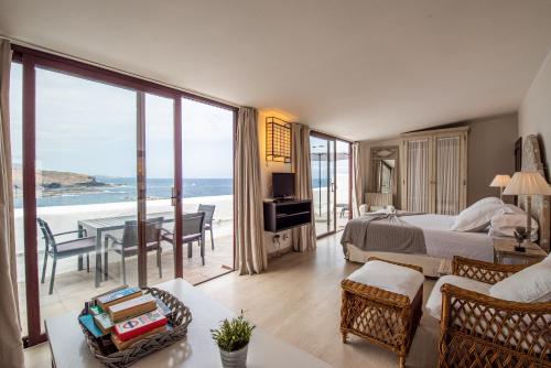 加拉奇科伊斯拉巴哈套房酒店的一间卧室配有一张床,享有海景
