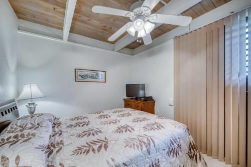 科纳Kona Bali Kai #374的一间卧室配有吊扇和一张床