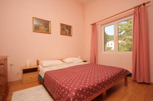萨利Apartments and rooms by the sea Zaglav, Dugi otok - 393的一间卧室设有一张床和一个窗口