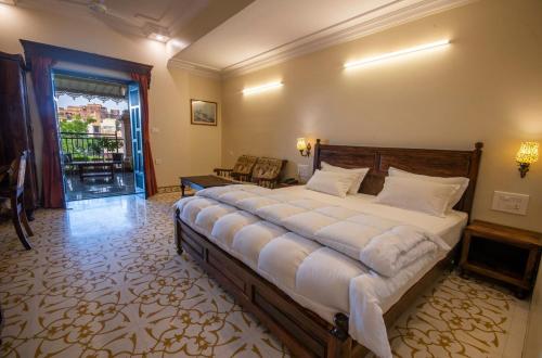焦特布尔Hanuwant Niwas Jodhpur的一间卧室,卧室内配有一张大床
