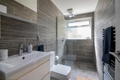 红山Gorgeous Modern Apartment near Redhill Station inc Private Garden & Parking的一间带水槽、卫生间和淋浴的浴室