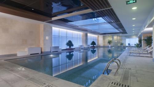天津天津海河假日酒店的酒店大堂的大型游泳池