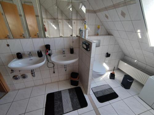 GebeseeApartment Linss的一间带两个盥洗盆和卫生间的浴室