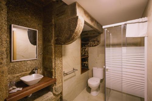 圣地亚哥－德孔波斯特拉豪斯佩德里亚特莱雅旅馆的一间带水槽、卫生间和淋浴的浴室