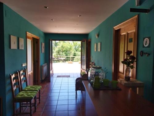 Quintana-Martín GalíndezAlbergue Valle de Tobalina的蓝色的客房配有餐桌和椅子