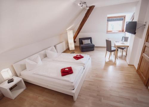 Frankenberg利特古特酒店的卧室配有白色的床和桌椅