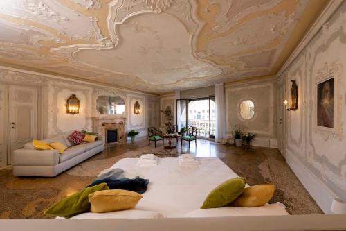 威尼斯Mocenigo Grand Canal Luxury Suites的带沙发和天花板的客厅
