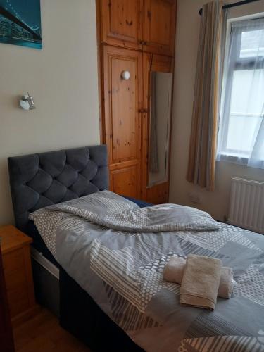 卡斯莱兰Home Comforts的一间卧室配有一张带床头板的床和窗户