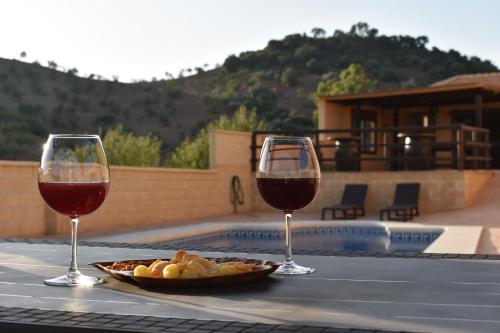 AlmogíaDoña Ana的两杯葡萄酒和一盘面包放在桌子上