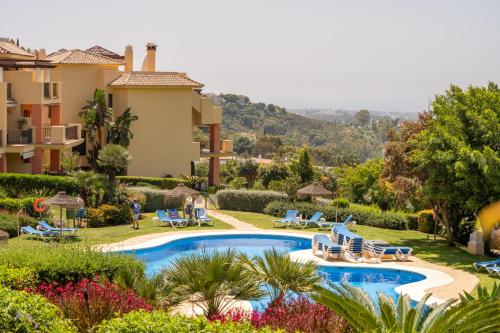 贝纳阿维斯LOS ARQUEROS GOLF APARTMENTS的一座带游泳池和度假村的别墅