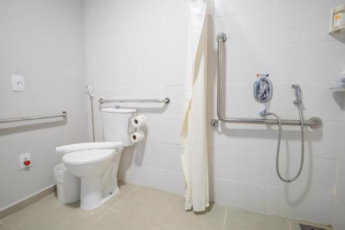 大坎普Transamerica Fit Campo Grande的一间带卫生间和淋浴的浴室