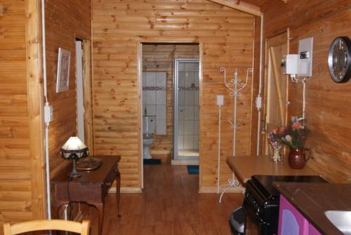 路易特里哈特Fern Cottage的客厅设有木墙和木地板