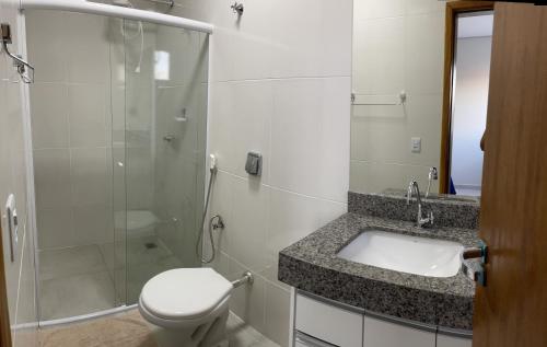 博尼图Confort Flats的浴室配有卫生间、盥洗盆和淋浴。