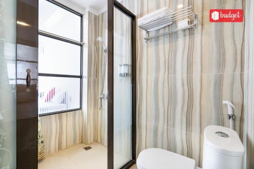 头顿Khanh Linh Hotel的一间带卫生间和淋浴的浴室