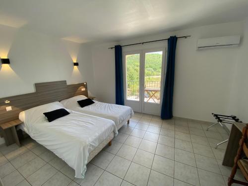 弗尔东河畔莱萨莱Spa艾尔美塔吉酒店的一间卧室设有两张床和大窗户