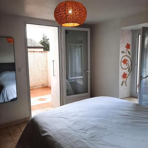 Saint-Martin-de-BrômesCampaneta的一间卧室设有一张大床和一个玻璃门