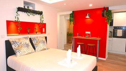 Villeneuve-sous-DammartinSAUNA Appartement 10mn Aeroport Roissy CDG的一间卧室设有一张床和红色的墙壁