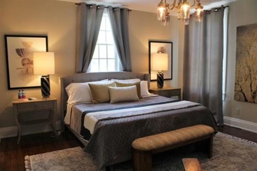 AugustaAugusta Guest House的一间卧室配有一张大床、两盏灯和一个窗户。