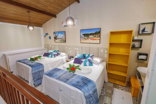 皮帕Flat Solar Água 127 - Family & Friends的客房设有两张床和水槽。