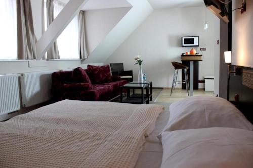 皮耶什佳尼AdamEva Resort的一间卧室设有一张床和一间客厅。