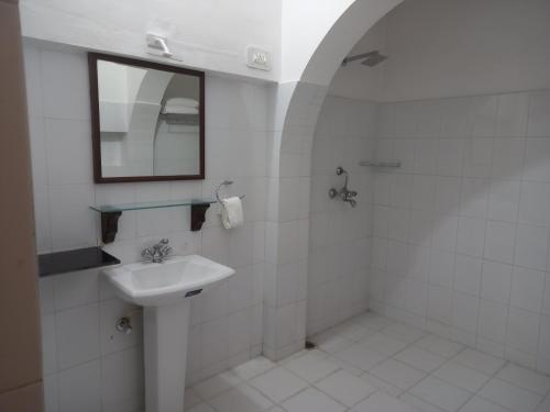 比卡内尔Sankhu Niwas的白色的浴室设有水槽和镜子