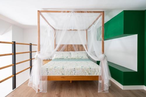 瓦伦西亚BEL APPARTEMENT A ETRENER PROCHE DE LA PLAGE的一间卧室配有一张带天蓬的床